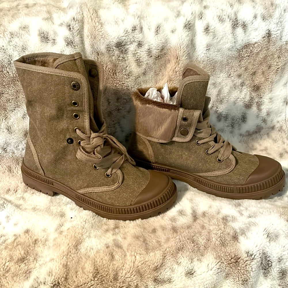 Very G boots size 7.5 in taupe